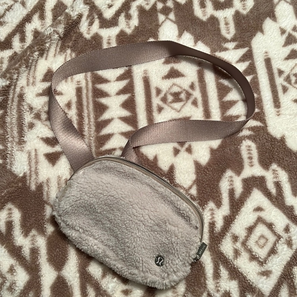 Lululemon everywhere belt bag- fleece
